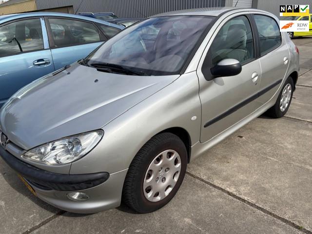 Peugeot 206 GERESERVEERD, 4 cilinders, 1039 kg, Bedrijf, Velours
