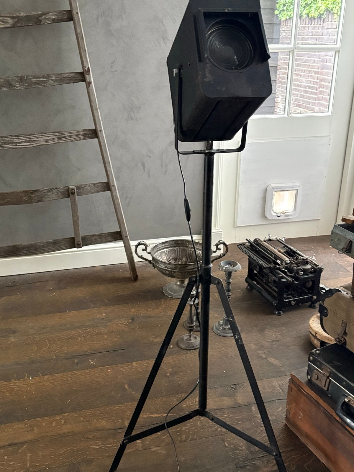 Vintage ijzeren theaterlamp op statief, Antiek en Kunst, Ophalen