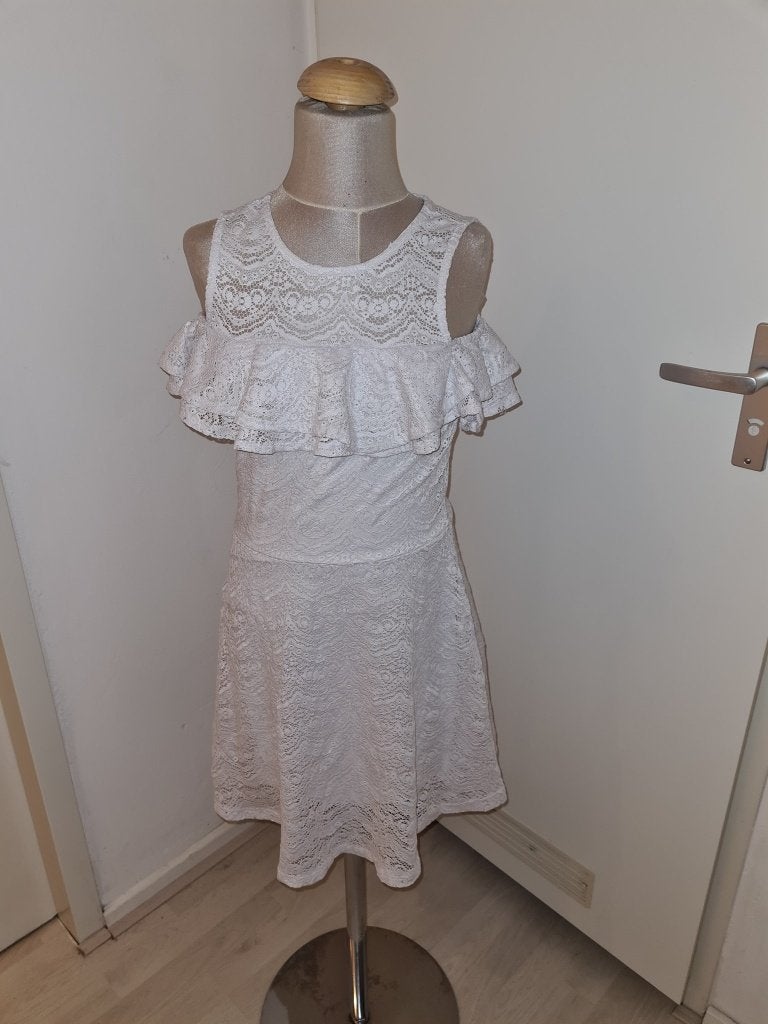 Mooie witte kanten jurk met open schouders maat 134, Kinderen en Baby's, Kinderkleding | Maat 134, Meisje, Ophalen of Verzenden
