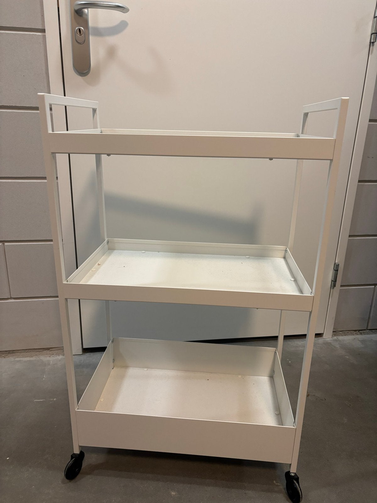 Ikea Nissafors - Witte metalen roltafel met 3 etages, Huis en Inrichting, Ophalen of Verzenden, Zo goed als nieuw