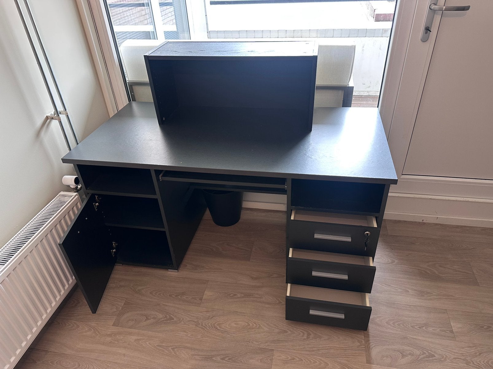 Zwart bureau 144x69x75 cm – incl. opzetstuk, Ophalen of Verzenden, Gebruikt