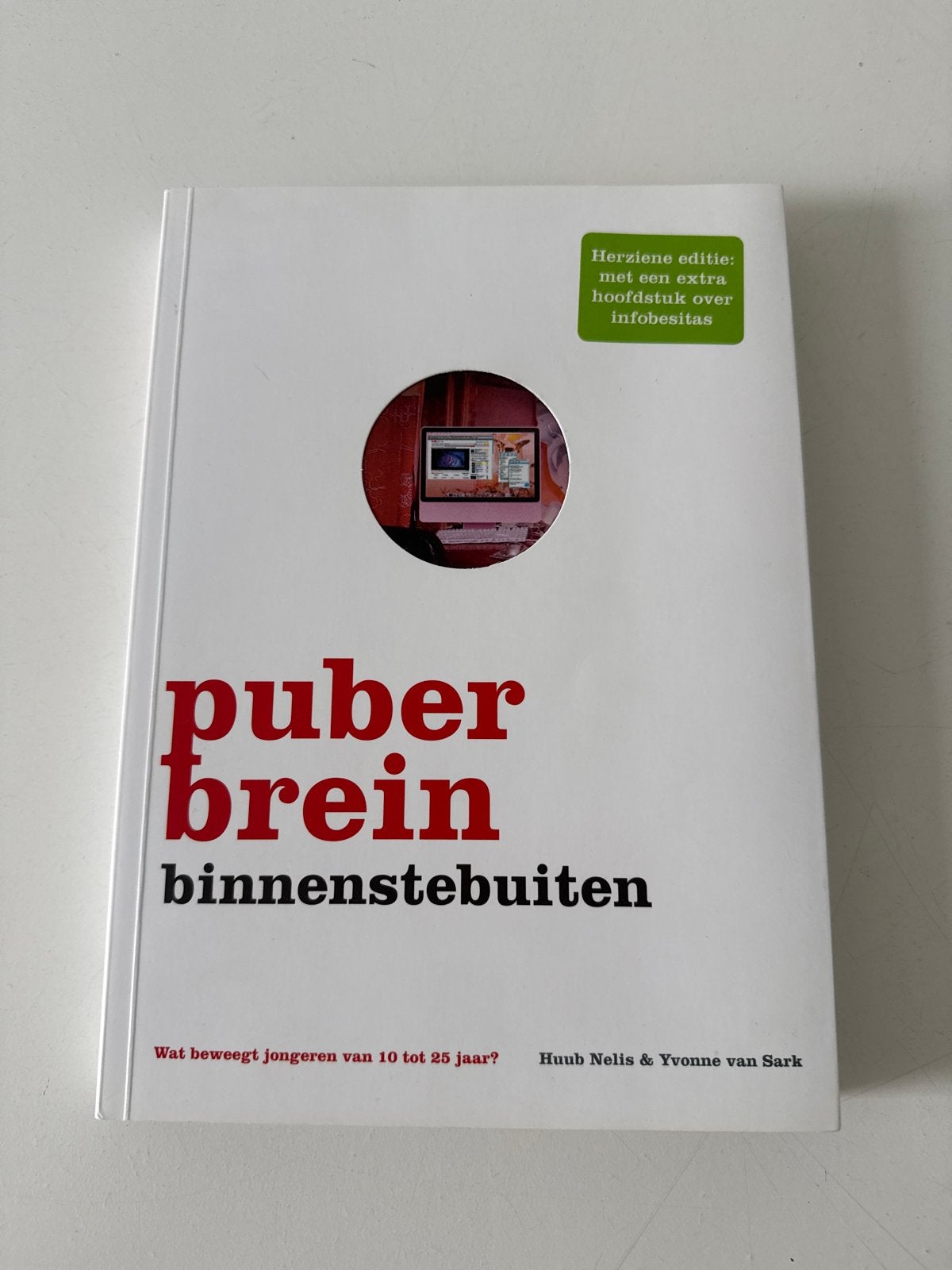 Puberbrein Binnenstebuiten - Huub Nelis & Yvonne van Sark, Boeken, Ophalen of Verzenden, Gamma, Gelezen, Overige niveaus