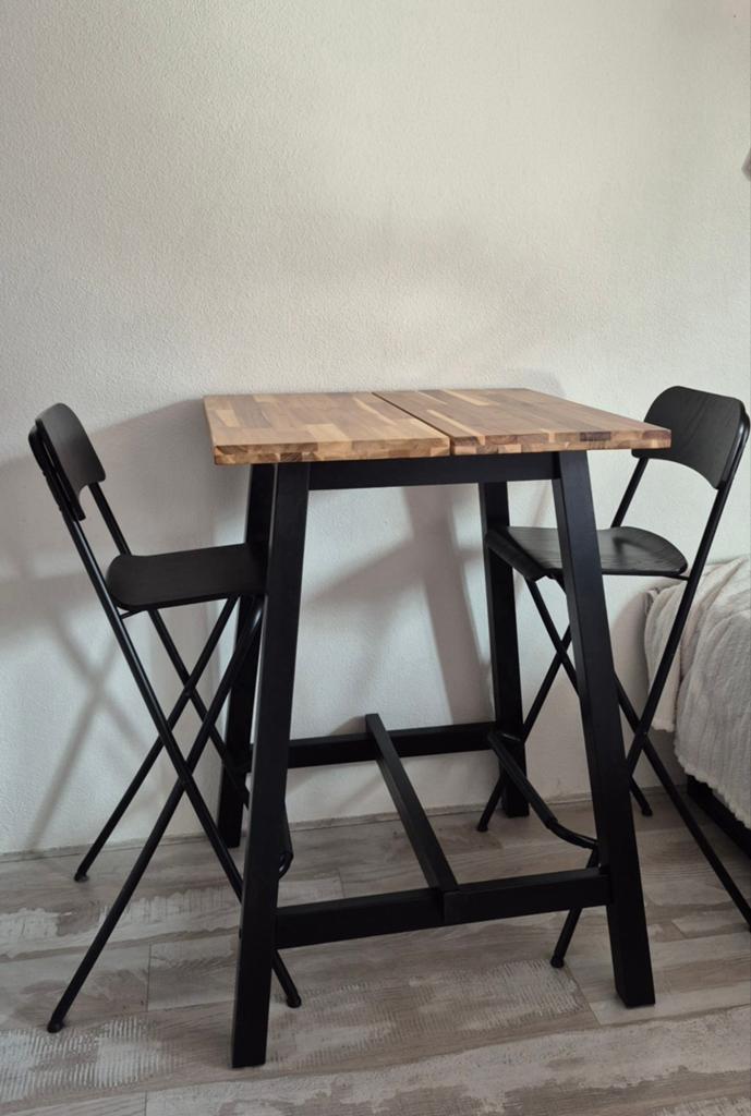 Hoge eettafel met twee krukken, 100 tot 150 cm, Tot twee personen, 50 tot 100 cm, Zo goed als nieuw