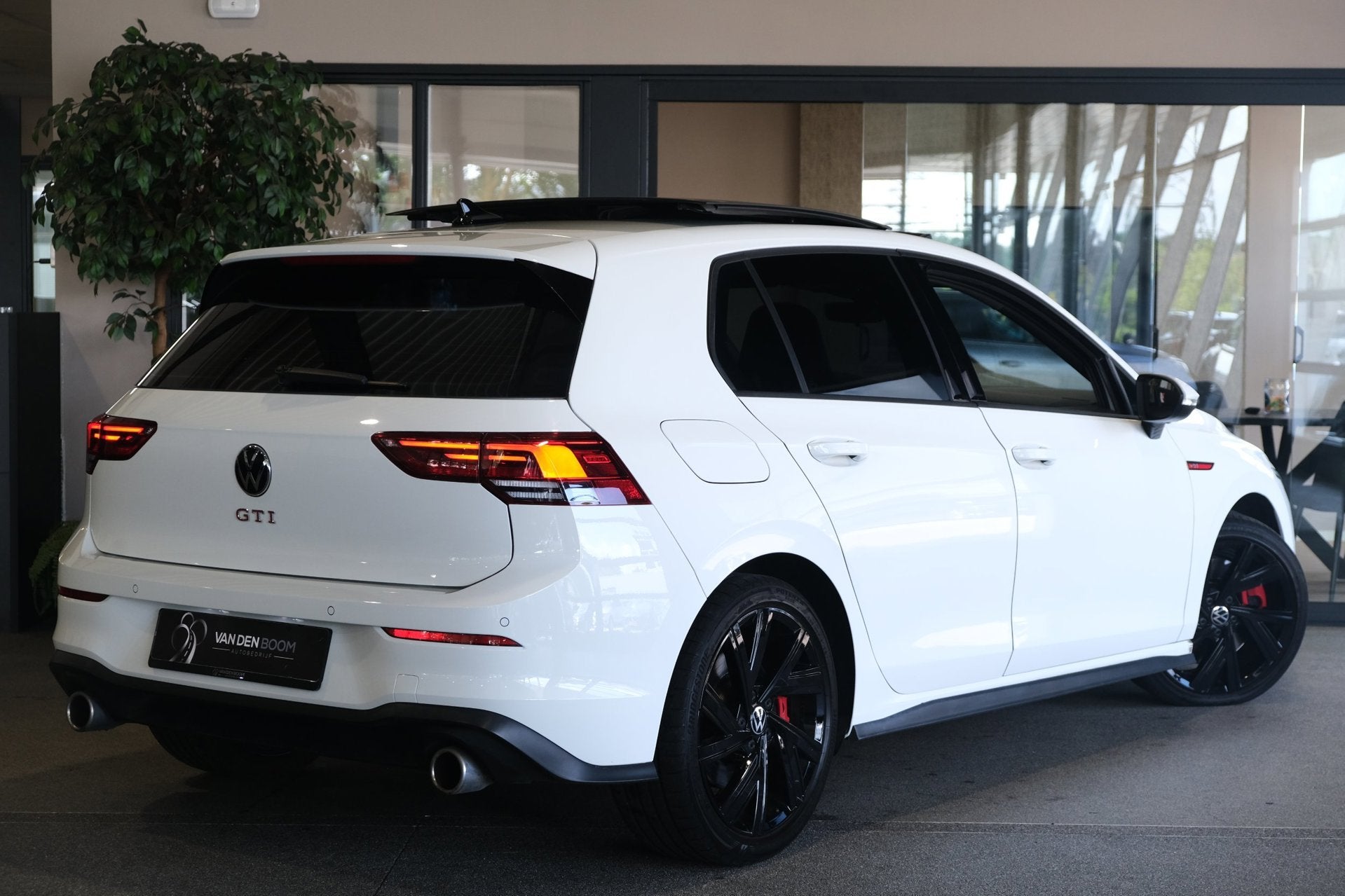 Volkswagen Golf 8 2.0 TSI GTI 245PK DSG Pano Led ACC Trekhaa, Gebruikt, 4 cilinders, 1984 cc, Wit