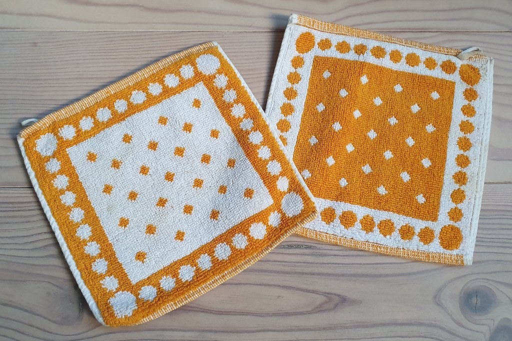 2 retro / vintage pannenlappen: oranje-wit, gebruikt, Huis en Inrichting, Pannenlap of onderzetter, Gebruikt, Tweezijdig, Verzenden