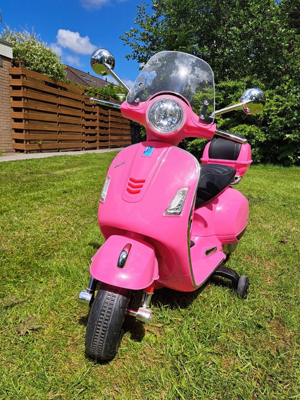 Roze Vespa elektrische scooter voor kinderen, incl. oplader, Ophalen, Zo goed als nieuw, Overige typen