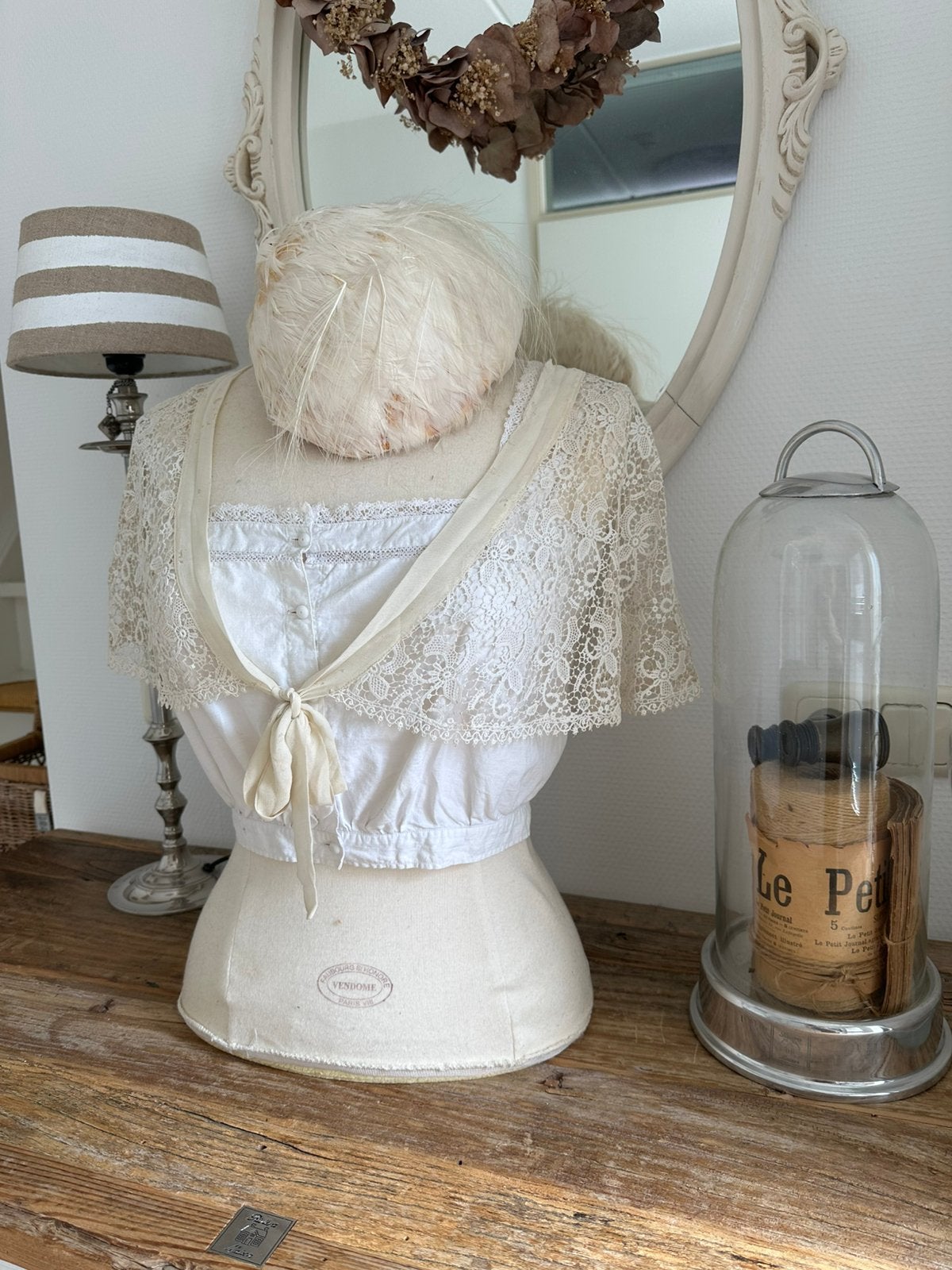 Brocante buste met antieke kanten hes compleet aangekleed, Antiek en Kunst, Ophalen