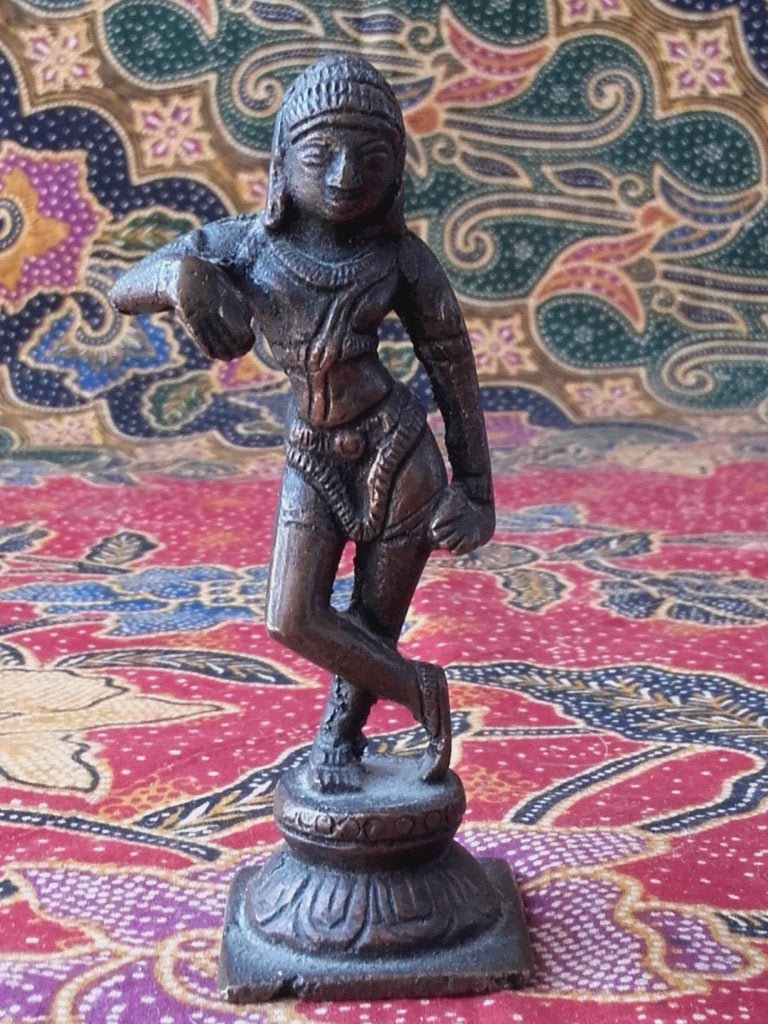 Mooi antiek brons beeldje uit India van een Devi 9,7 cm., India, Handgemaakt, Ophalen of Verzenden, Brons