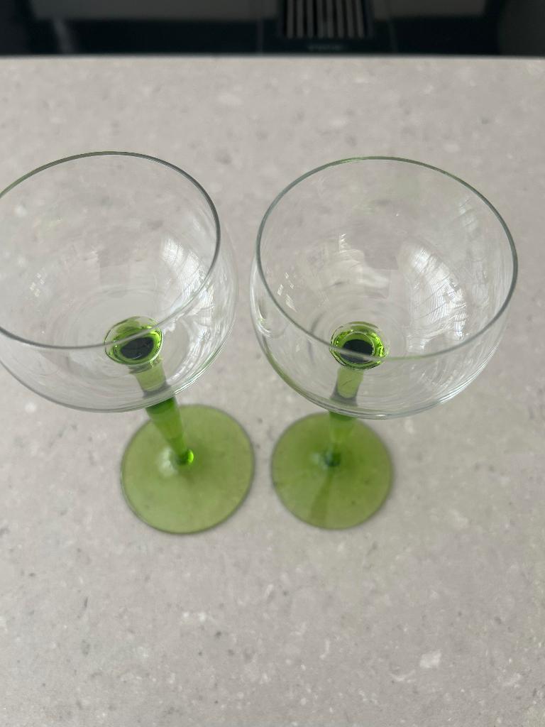 2 wijnglazen Luminarc (stijl) met ranke voet, Verzamelen, Glas en Borrelglaasjes, Ophalen of Verzenden, Zo goed als nieuw, Overige typen