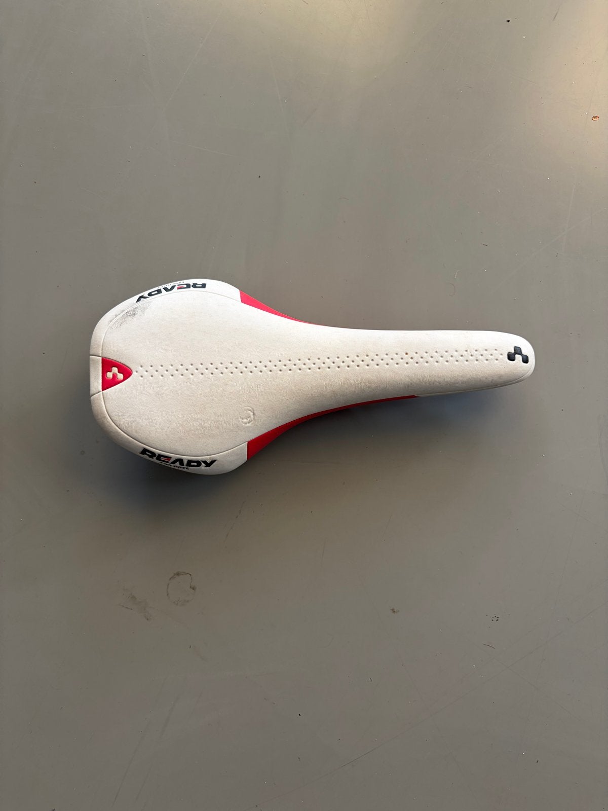 Racefiets zadel - Wit/Rood - Zo goed als nieuw, Ophalen, Kunststof, Zo goed als nieuw, Zadel