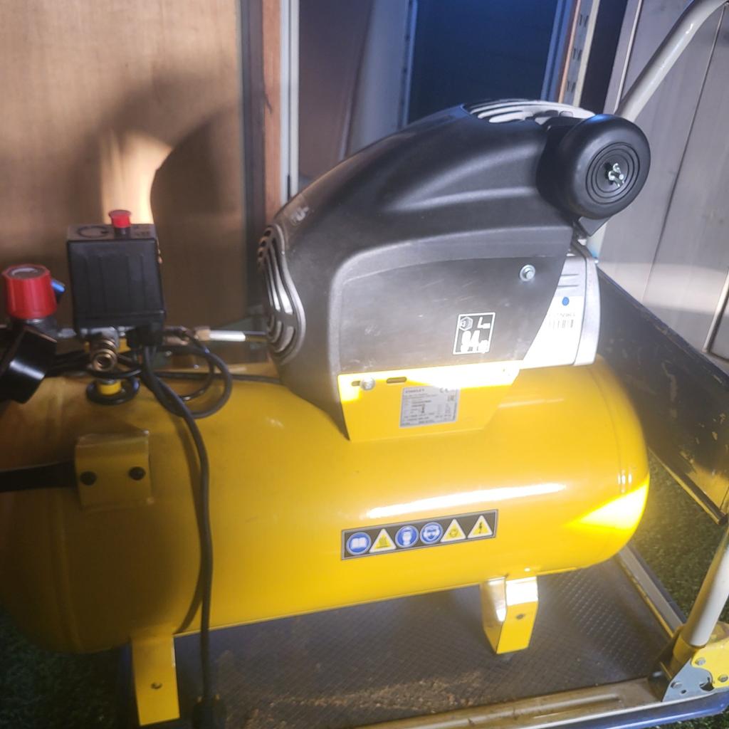 Stanley compresor, Doe-het-zelf en Verbouw, Compressors, 25 tot 100 liter, Ophalen, Minder dan 200 liter/min