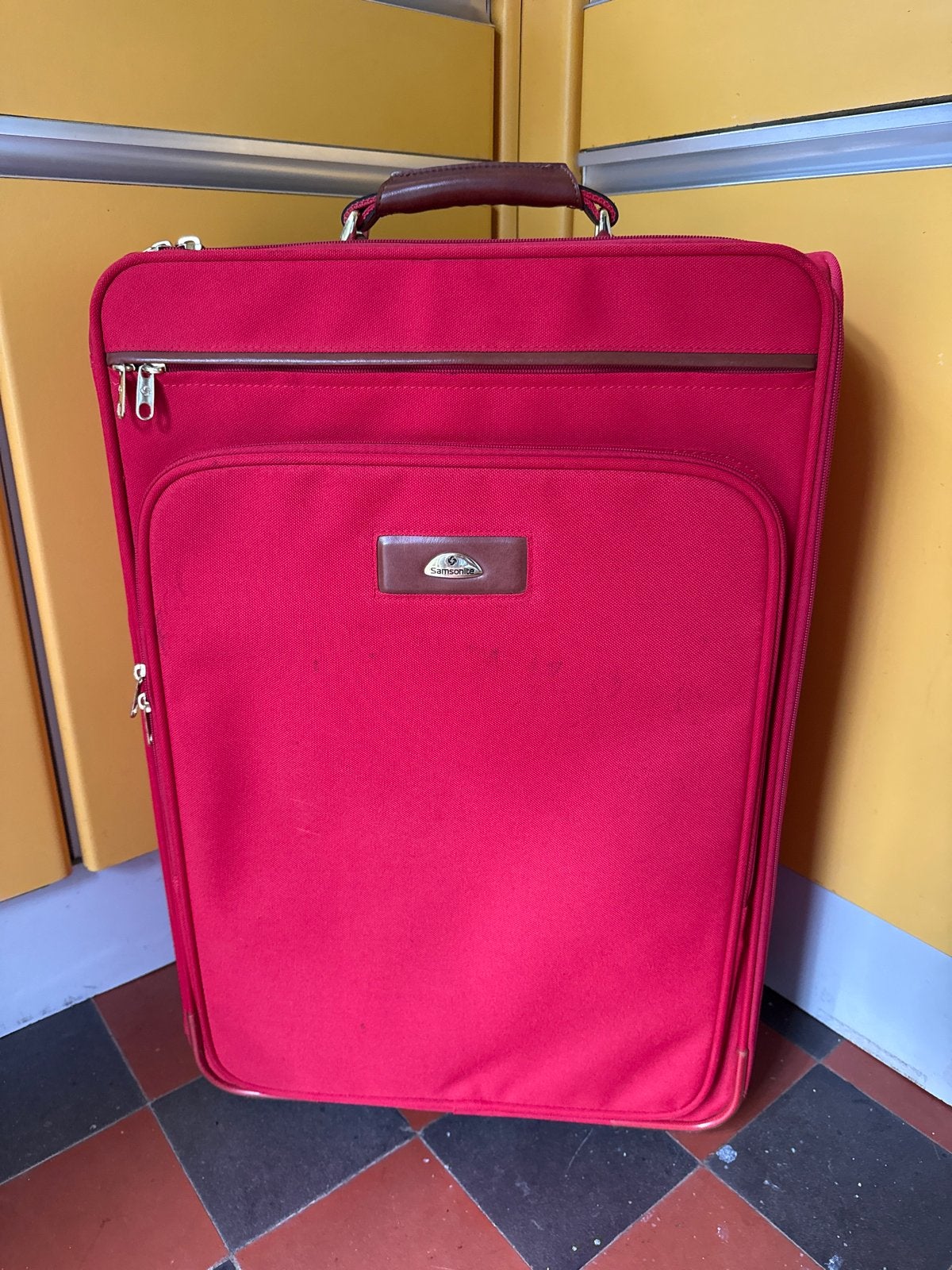 Samsonite rode koffer in zeer goede staat, Zo goed als nieuw, Zacht kunststof, 35 tot 45 cm, Uitschuifbare handgreep