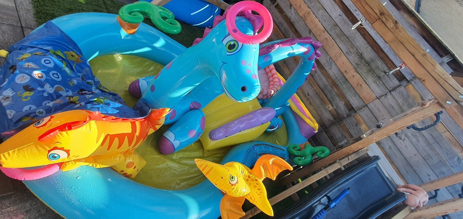 Dino Zwembad met Glijbaan, Voetenbadje en Waterfontein, Ophalen, Opblaaszwembad, Zo goed als nieuw, 200 tot 400 cm