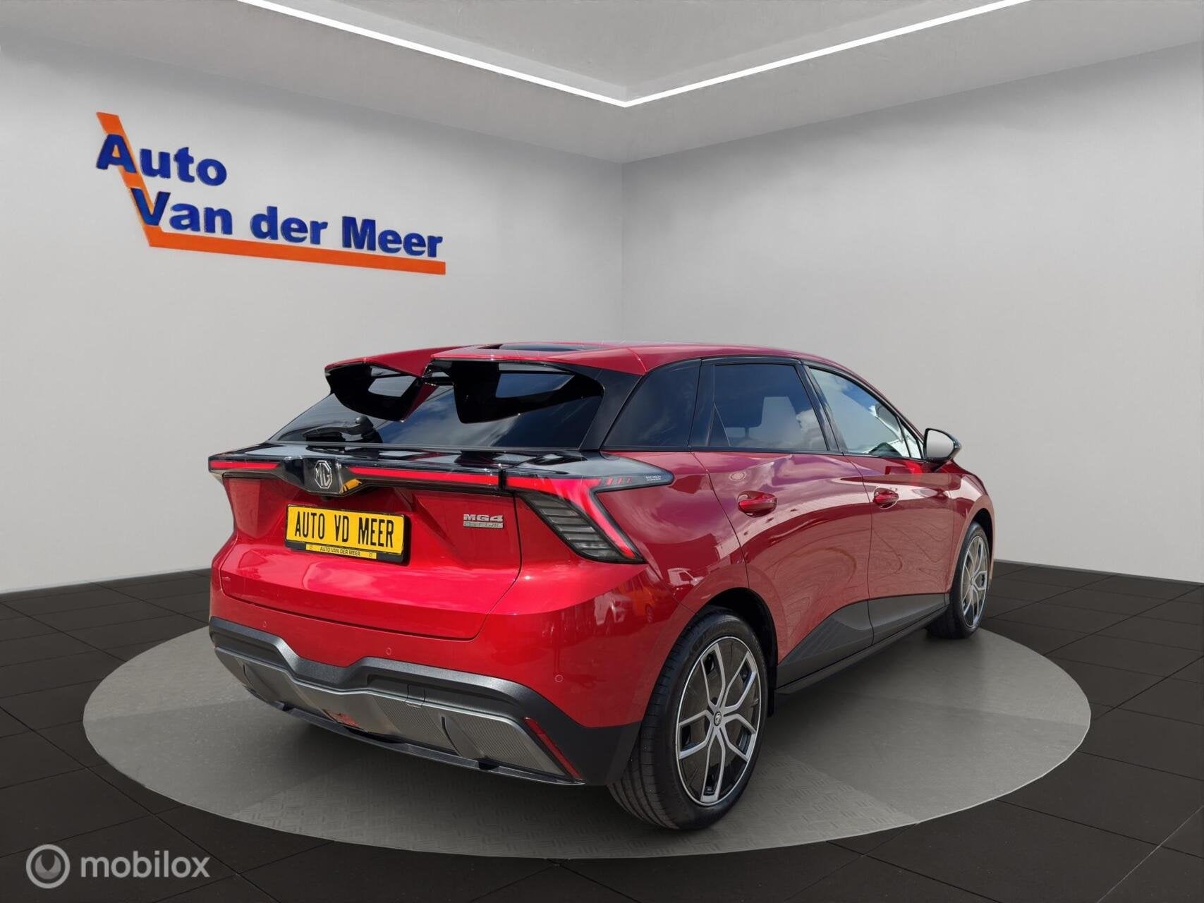 MG 4 Luxury 64 kWh, Auto's, MG, Automaat, Gebruikt, Zwart, 1675 kg