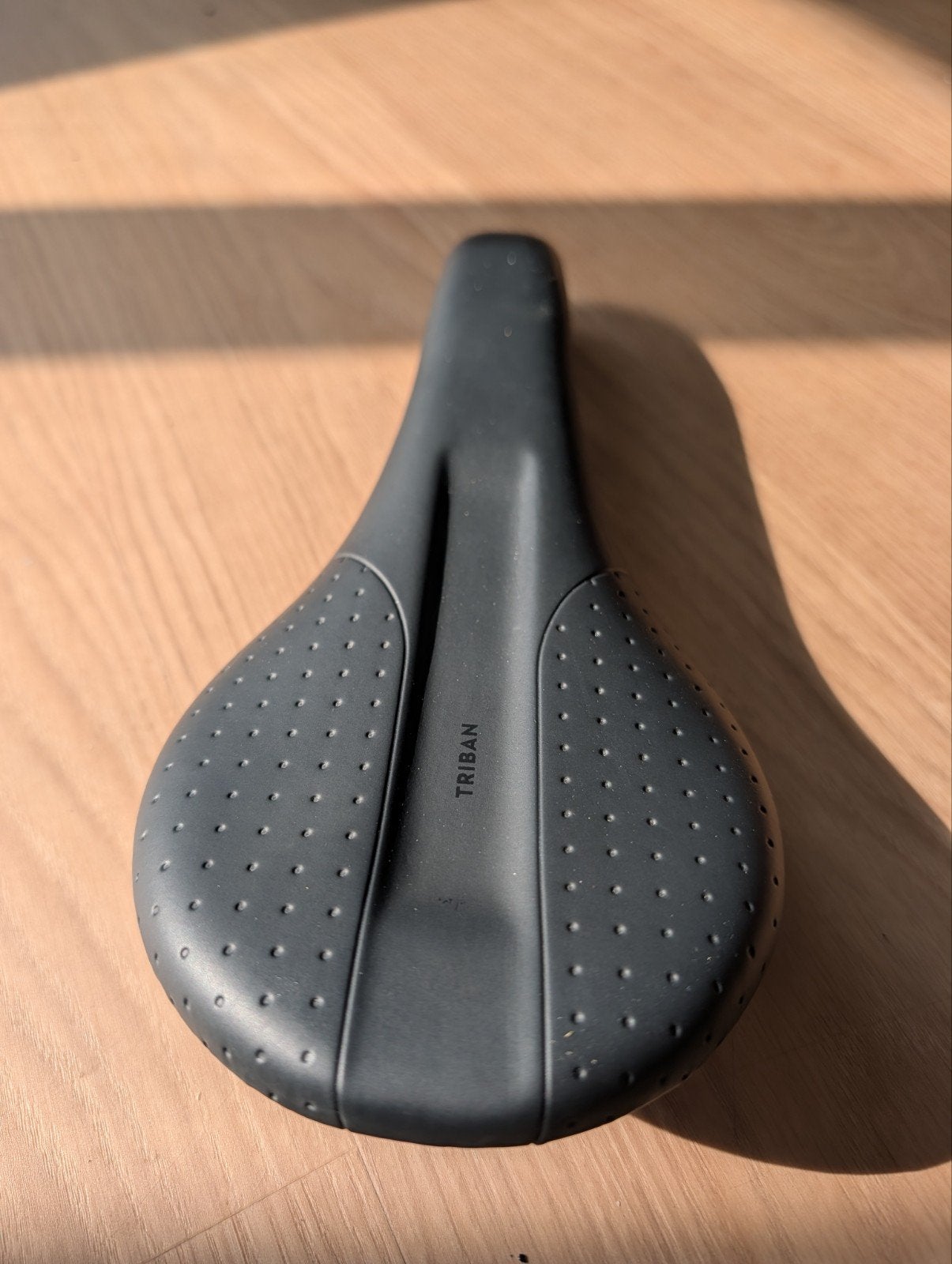 Decathlon Triban GRVL Zadel - Zo goed als nieuw, Kunststof, Ophalen of Verzenden, Zo goed als nieuw, Zadel