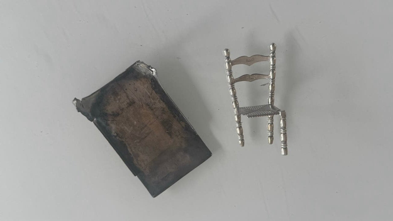 Miniatuur zilveren stoeltje en deel luciferhouder, Antiek en Kunst, Verzenden, Zilver