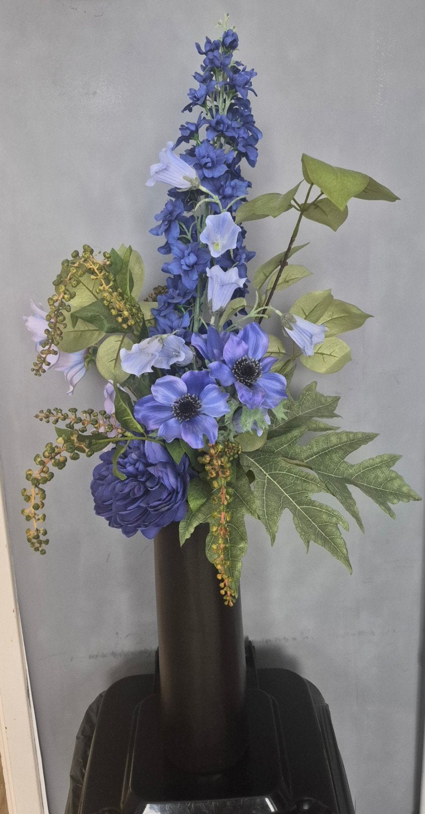 zwarte vaas met zijden bloemen, Ophalen, Zo goed als nieuw