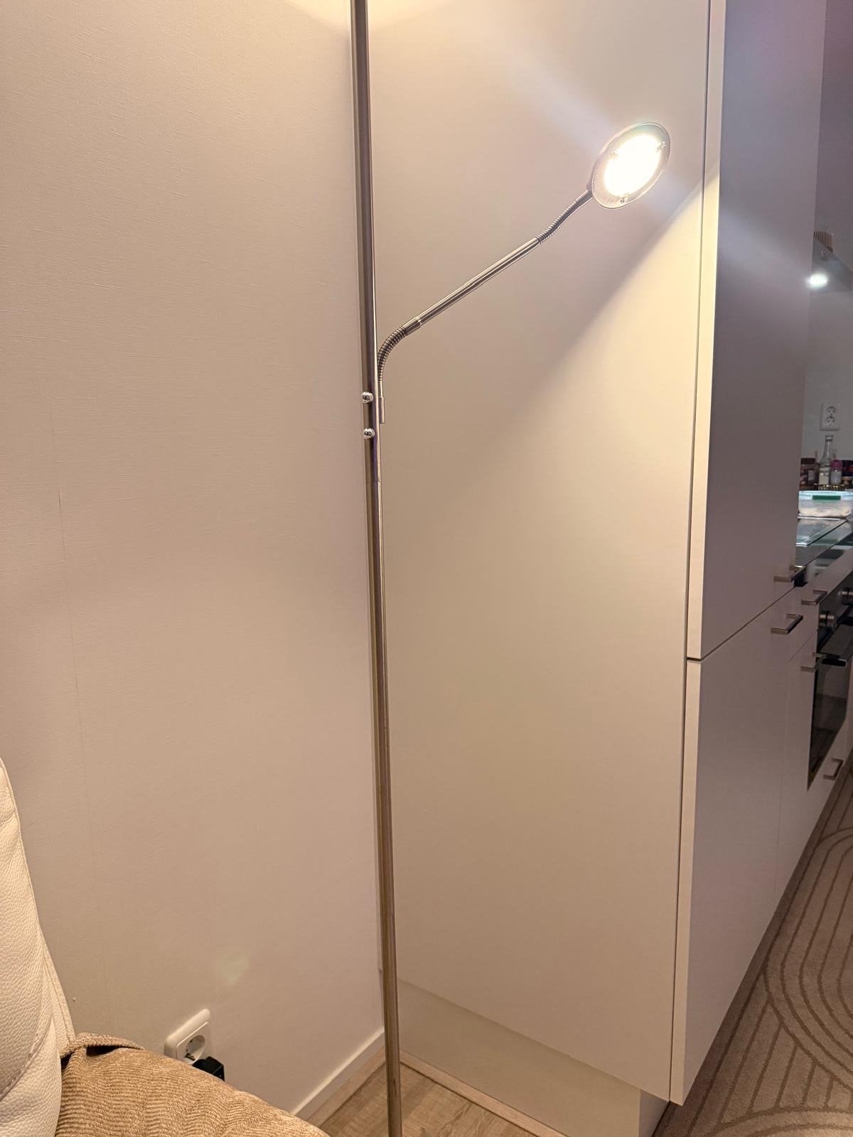 Zilveren Dimbare Multifunctionele ( lees) lamp, Huis en Inrichting, Lampen | Vloerlampen, Ophalen, Overige fittingen, Zo goed als nieuw