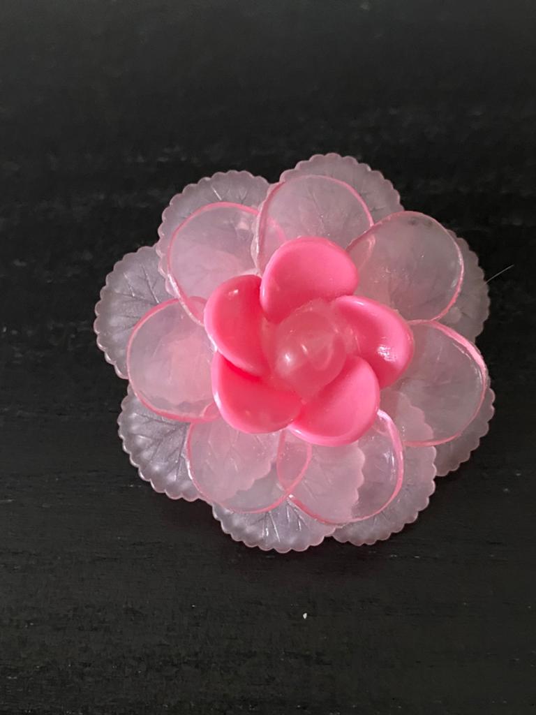 Vintage lucite - kunststof roze bloem broche - 5 cm -, Ophalen of Verzenden, Zo goed als nieuw, Roze, Overige materialen
