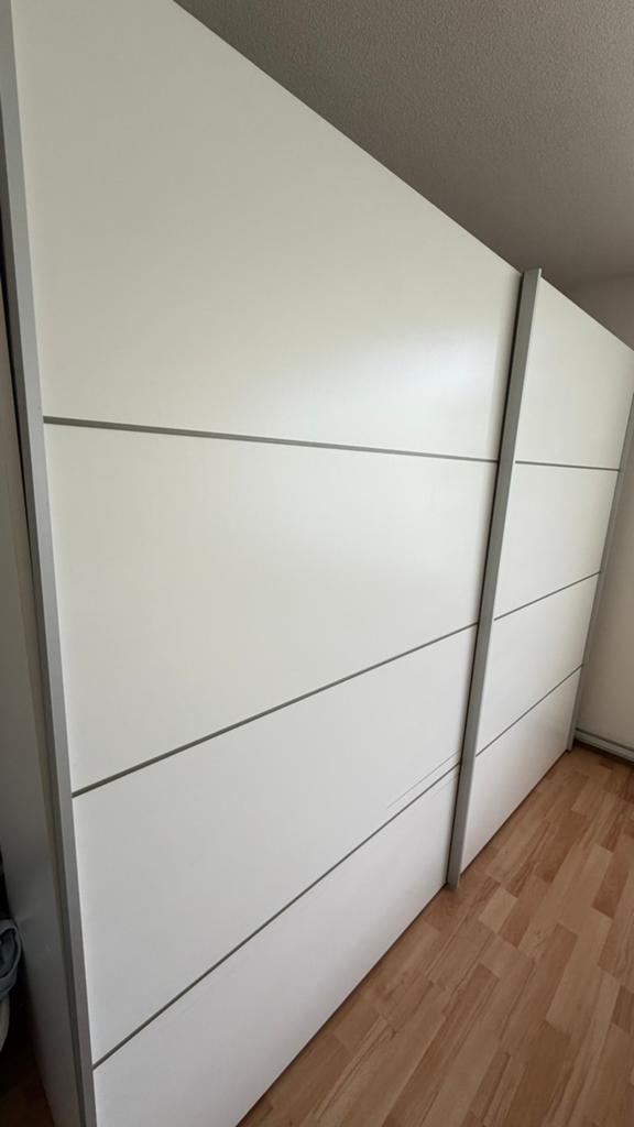 Witte kledingkast met grijze frame., Huis en Inrichting, Kasten | Kledingkasten, Ophalen, Overige materialen, Met deur(en), Gebruikt