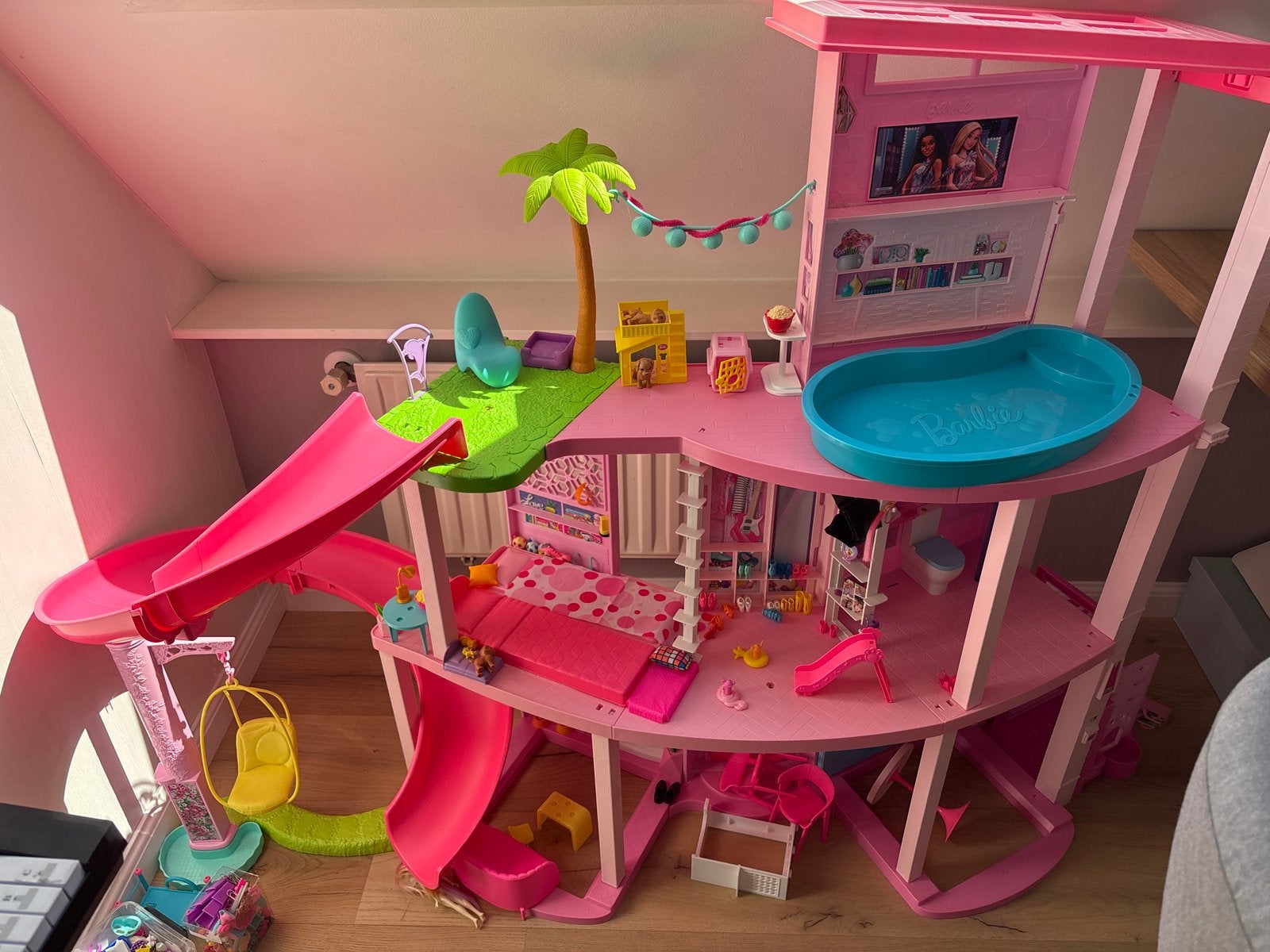 Barbie Droomhuis met Zwembad en Glijbanen, Ophalen of Verzenden, Zo goed als nieuw, Poppenhuis