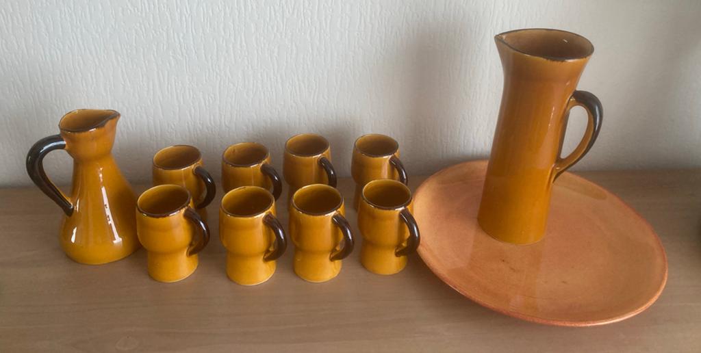 Vintage keramische kruik en bekers set - Okergeel, Antiek en Kunst, Ophalen