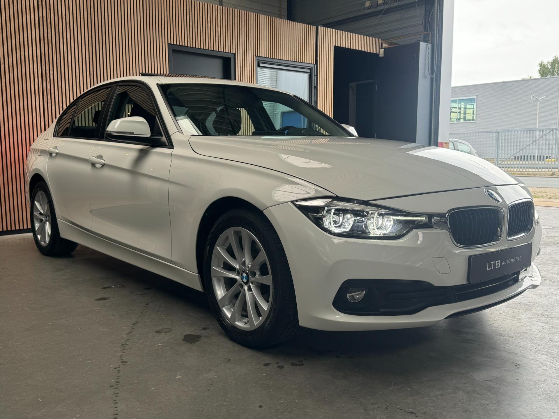 BMW 3-serie 320i xDrive Leder | Camera | Schuifdak EXPORTPRI, Auto's, Automaat, 1998 cc, Stof, Gebruikt