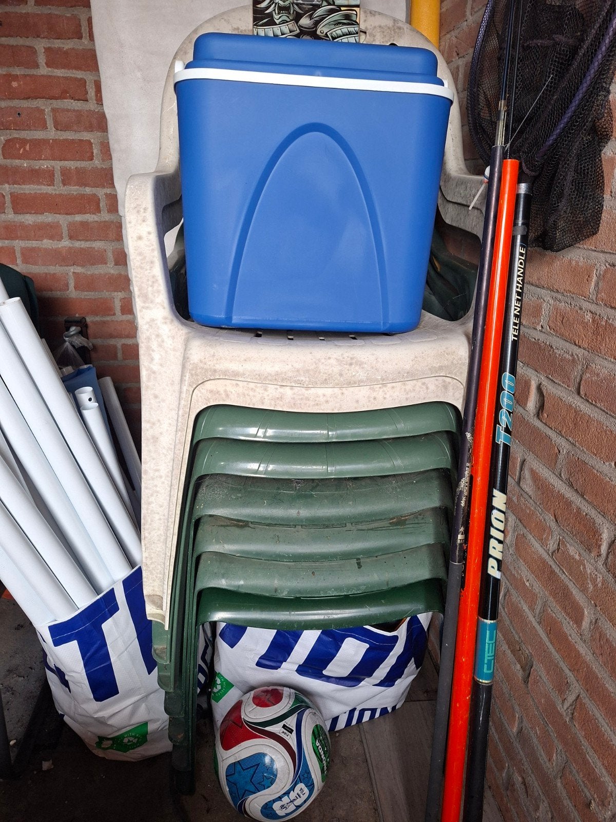 8 kunststof stoelen voor €21,- (alleen de stoelen), Tuin en Terras, Ophalen, Gebruikt, Kunststof, Stapelbaar
