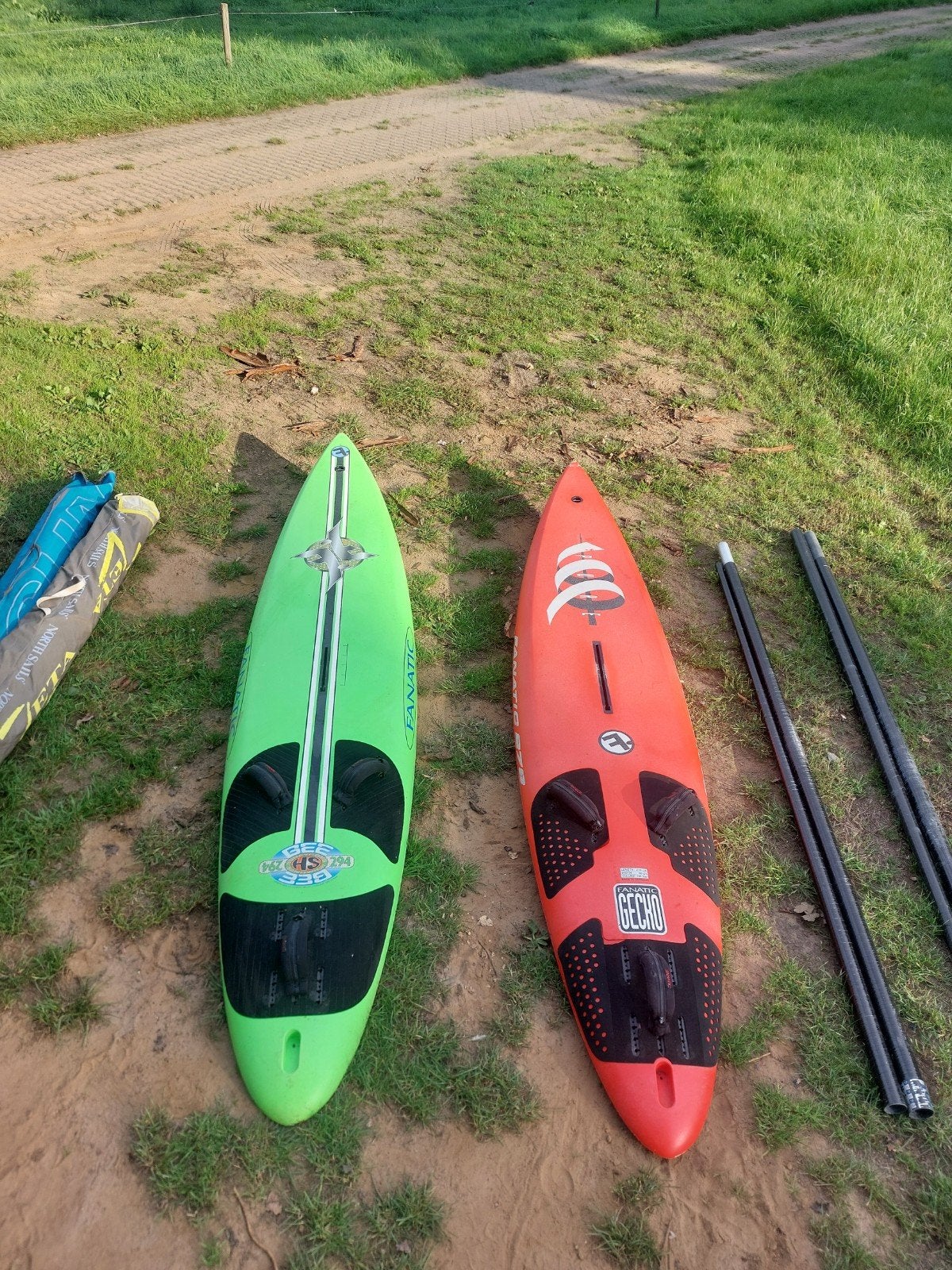 2 Complete windsurfsets: 2 boards en 10 zeilen, Ophalen, Gebruikt, 3.5 tot 5 m², Met giek