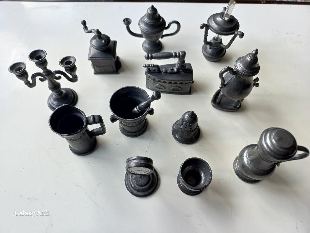 12 tinnen miniaturen figuren voor letterbak of poppenhuis, Ophalen of Verzenden
