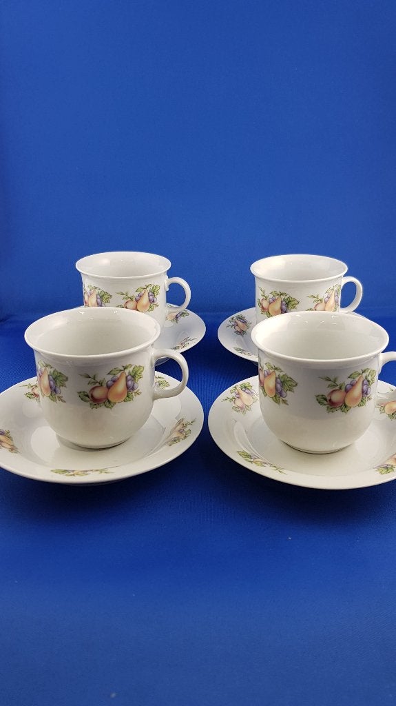 Vintage kop en schotel, wit met fruit motief x 4. 6A2, Tweedehands verkoop, Tweedehands verkoop, Gebruikt, Ophalen of Verzenden