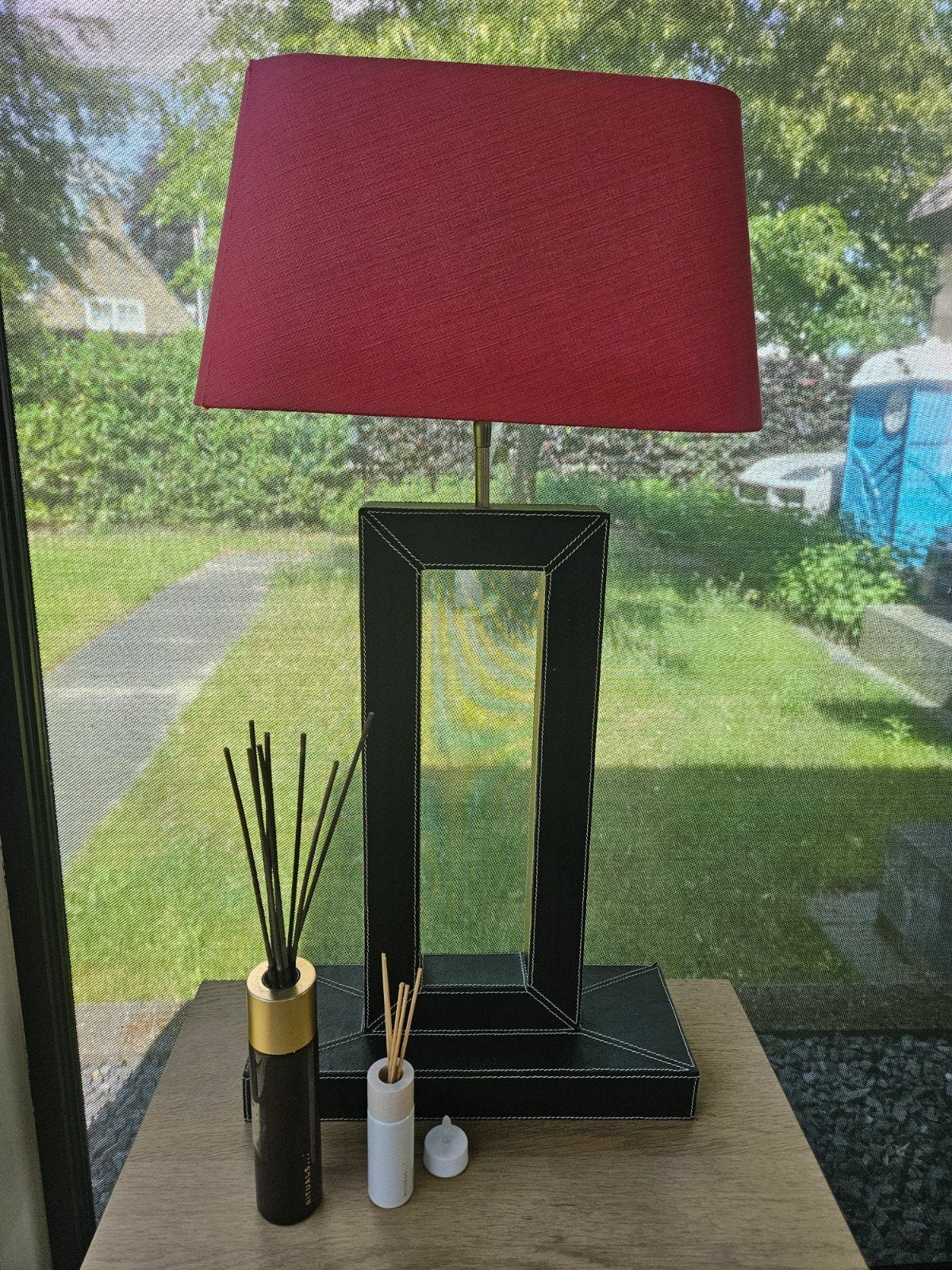 Stijlvolle tafellamp met rode kap en zwart frame, Ophalen of Verzenden, Rood, Schemerlamp, Modern