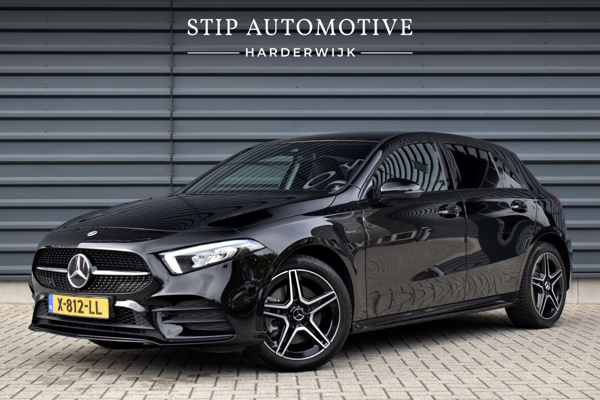 Mercedes-Benz A-Klasse 250 e AMG Line | Sfeerverlichting | S, Gebruikt, 4 cilinders, 15 kWh, Zwart