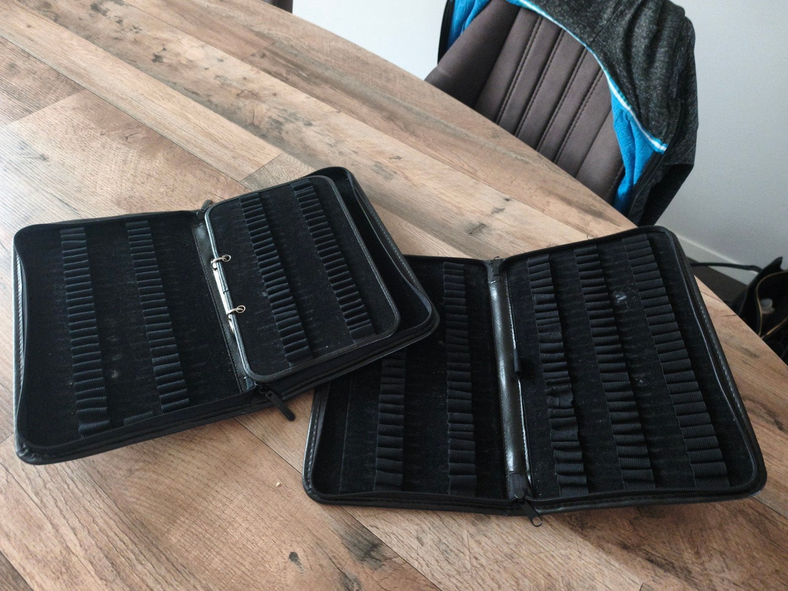 2 lege parfum mappen, 1 met tussenschot, Ophalen of Verzenden, Gebruikt