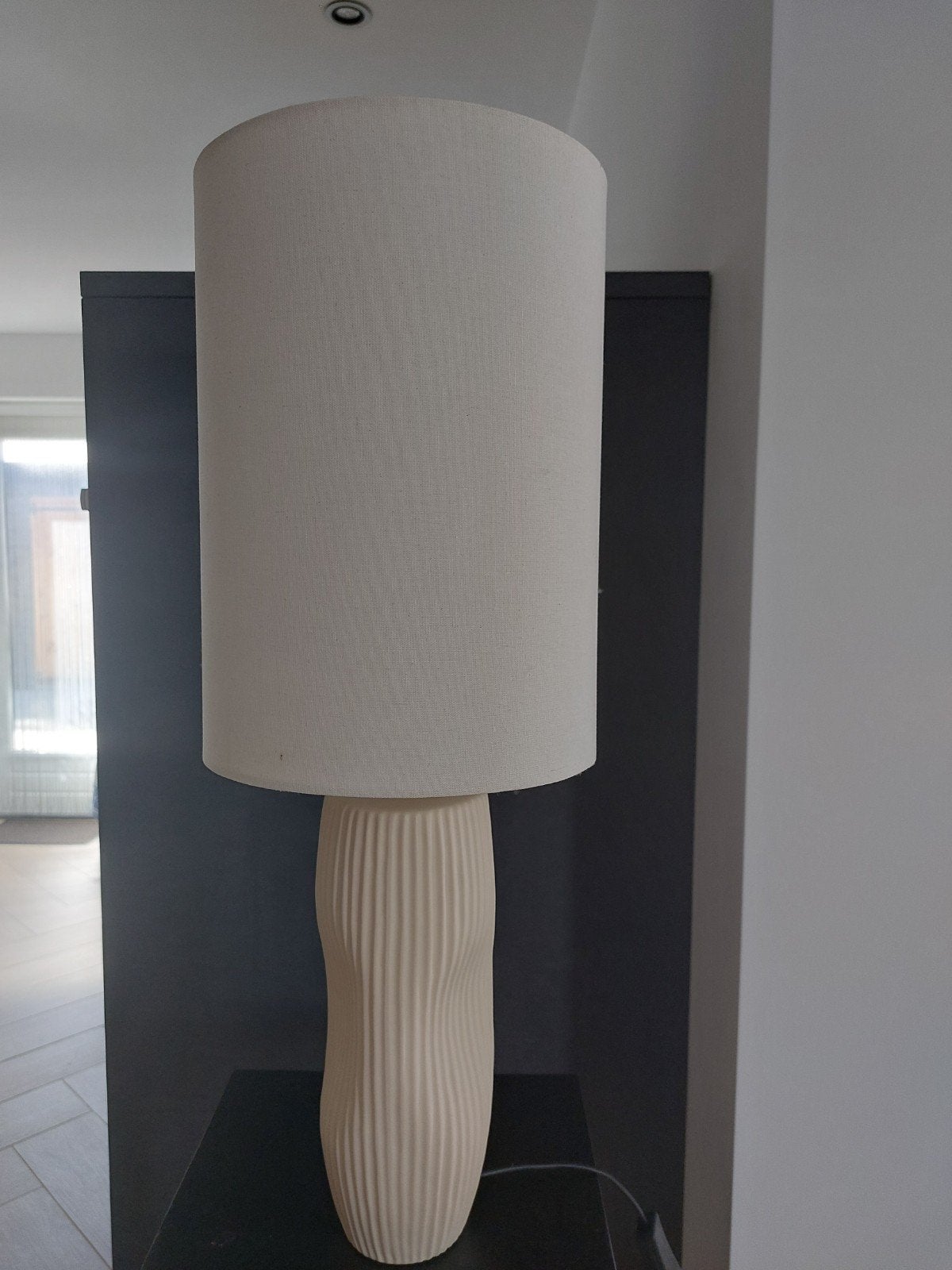 Moderne tafellamp met geribbelde voet en stoffen kap, Beige, Textiel, Met kap, Modern