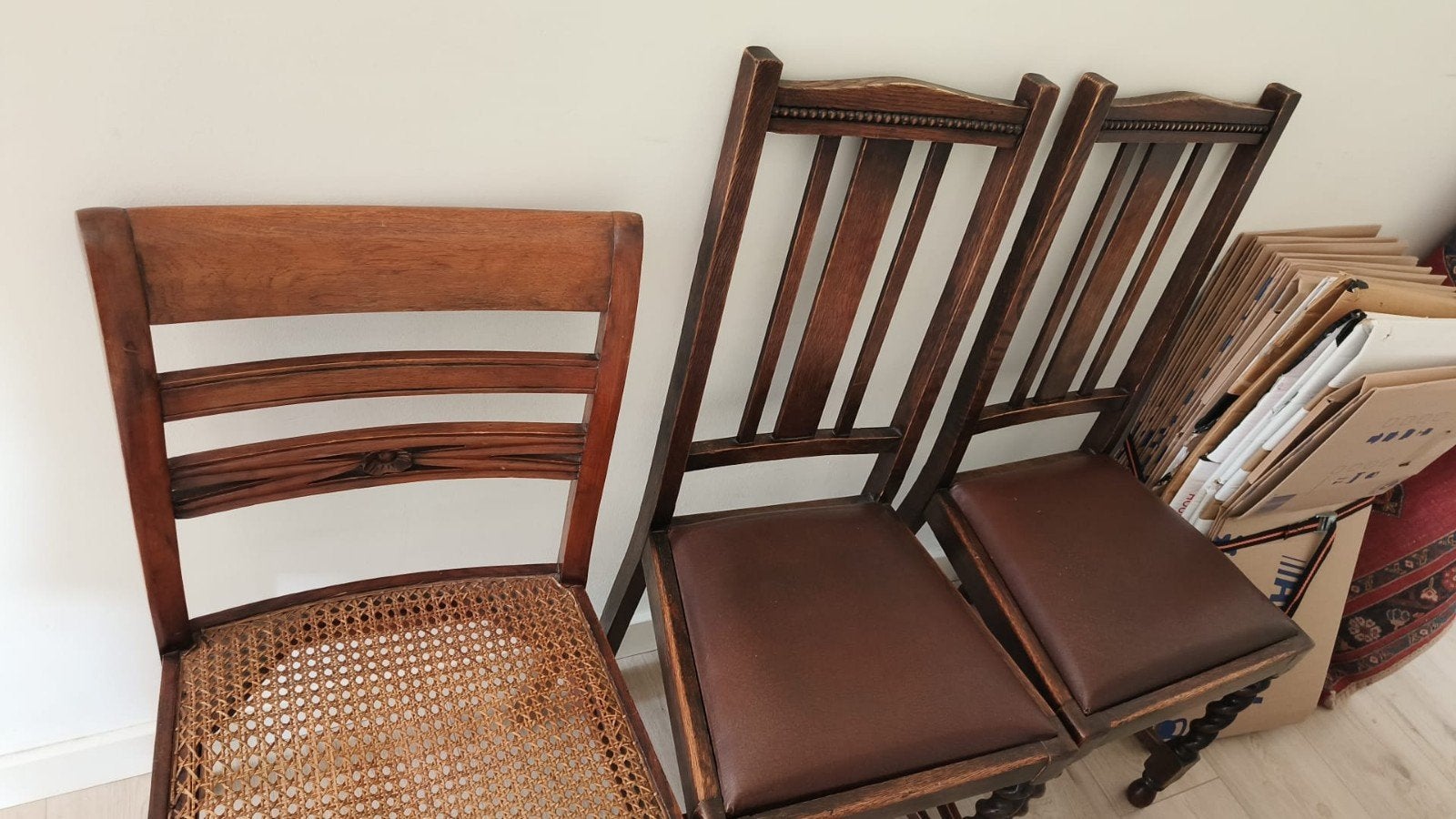 Gratis houten stoelen, Ophalen