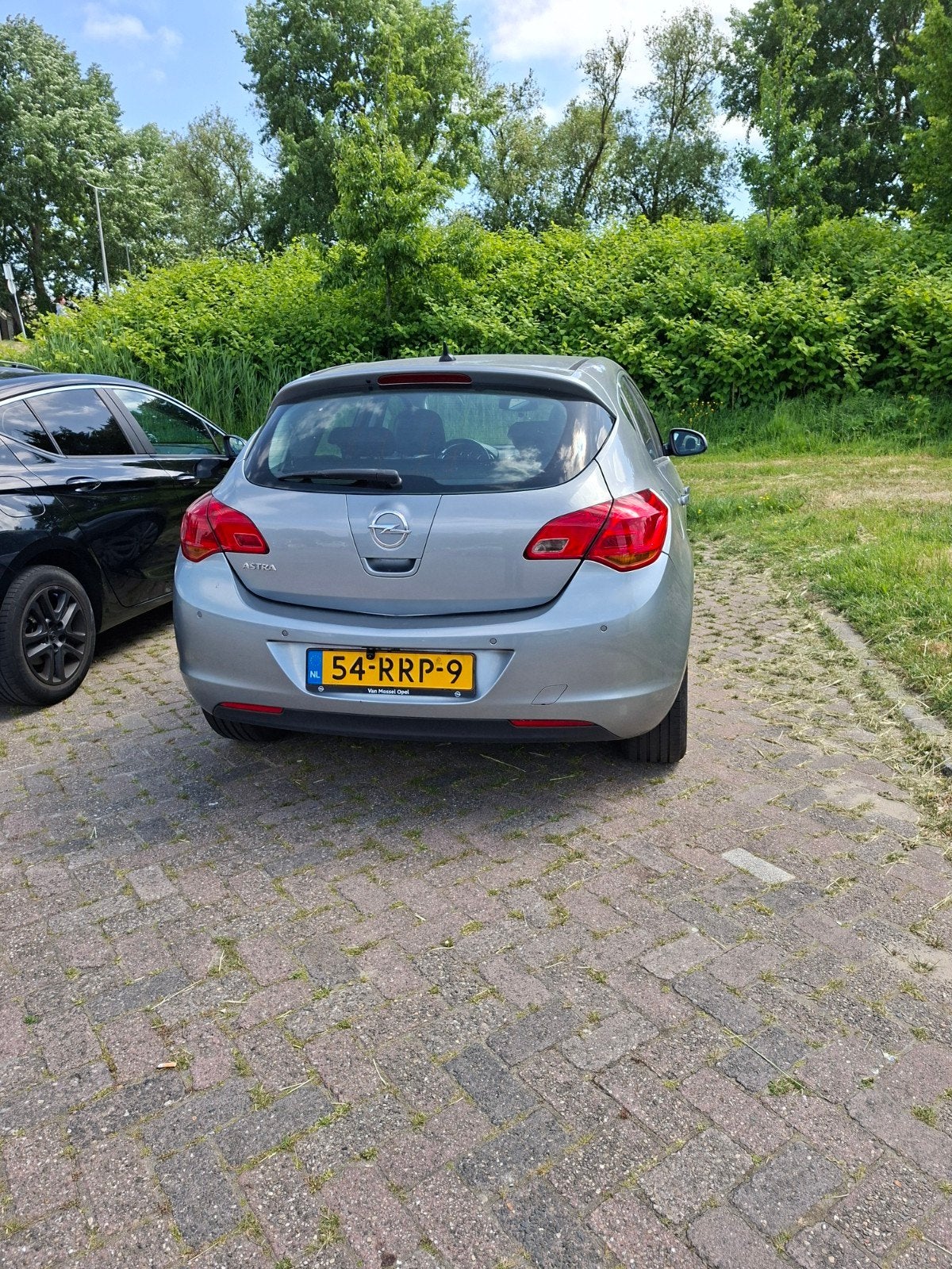 Opel Astra 1.6 16V 5D 2011 Grijs, Voorwielaandrijving, 1250 kg, 680 kg, 4 cilinders