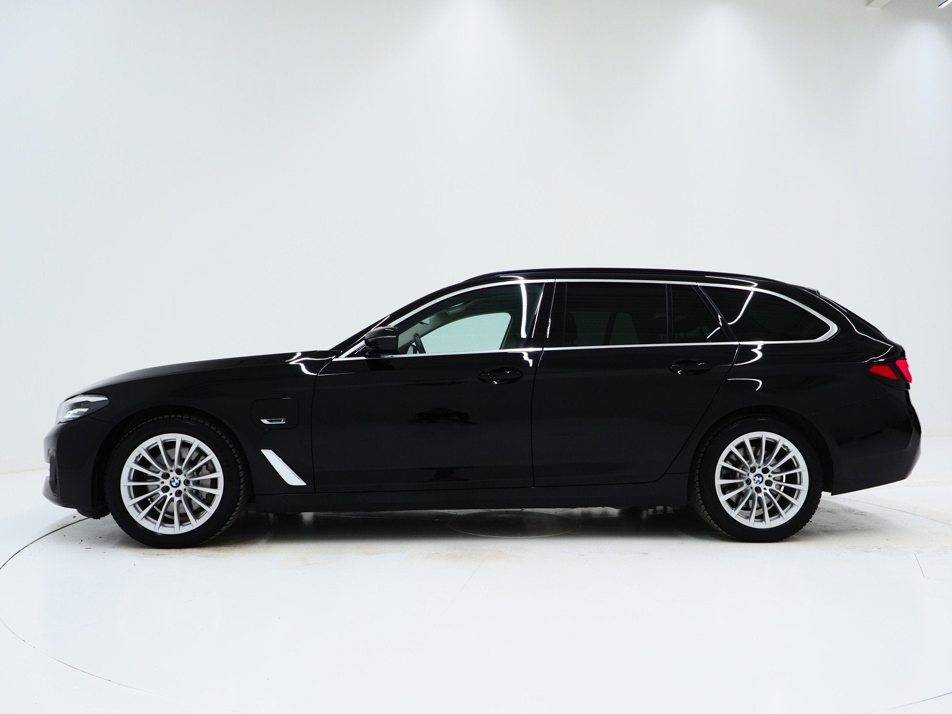 BMW 5 Serie Touring 530e xDrive | Leder | Trekhaak | Camera, Auto's, Automaat, 1998 cc, 1935 kg, Gebruikt