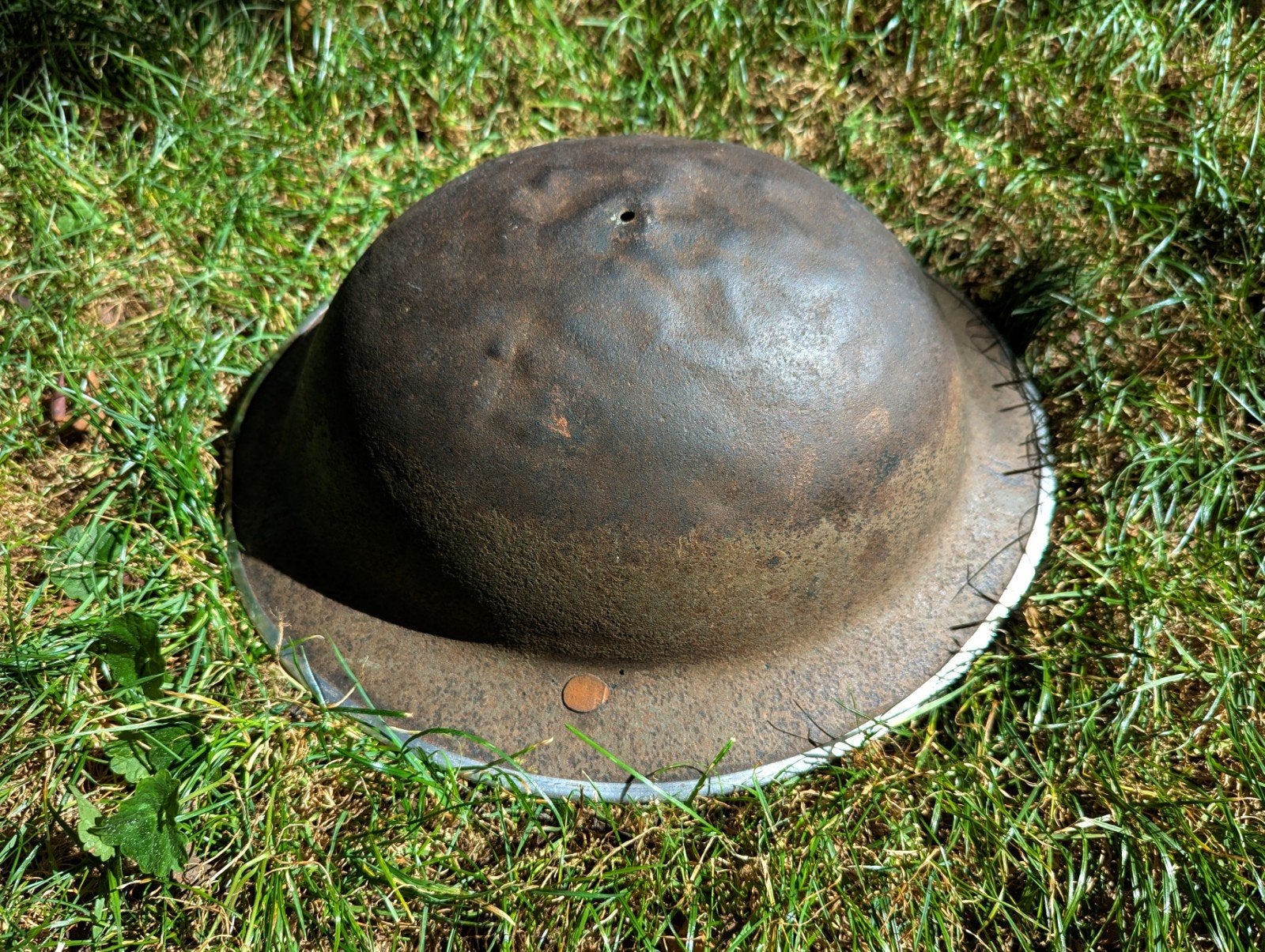 WO2 Britse helm, gevonden in Gennep, met 'Flash' restant, Verzamelen, Militaria | Tweede Wereldoorlog, Ophalen of Verzenden