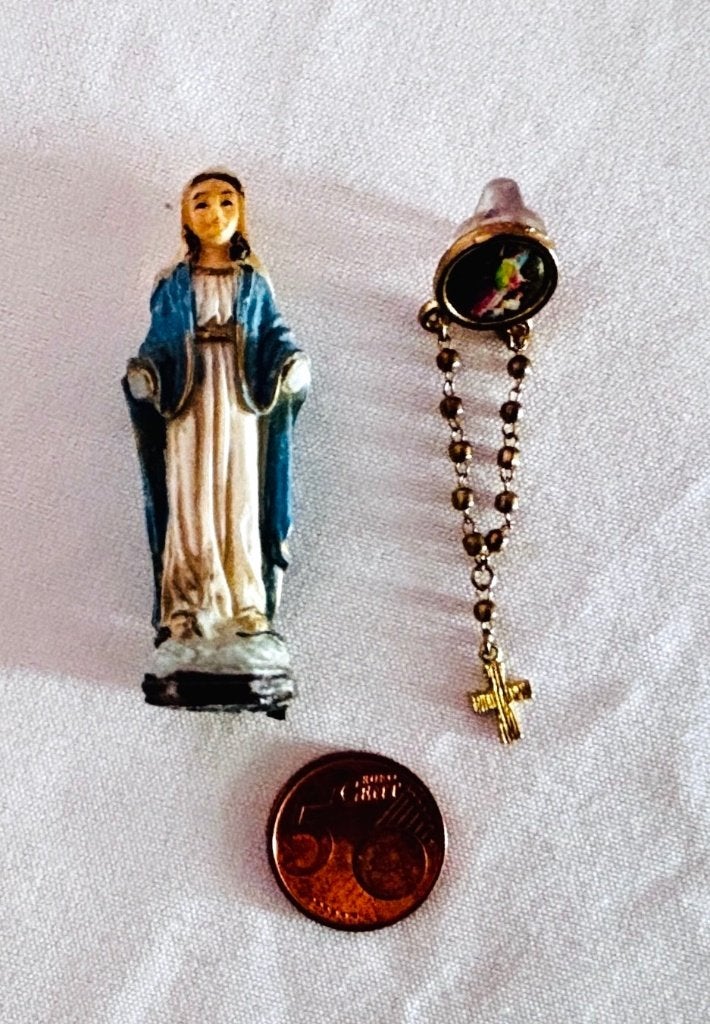 Set religieuze miniaturen: Maria beeldje + rozenkrans speld, Ophalen, Gebruikt, Beeld(je), Christendom | Katholiek