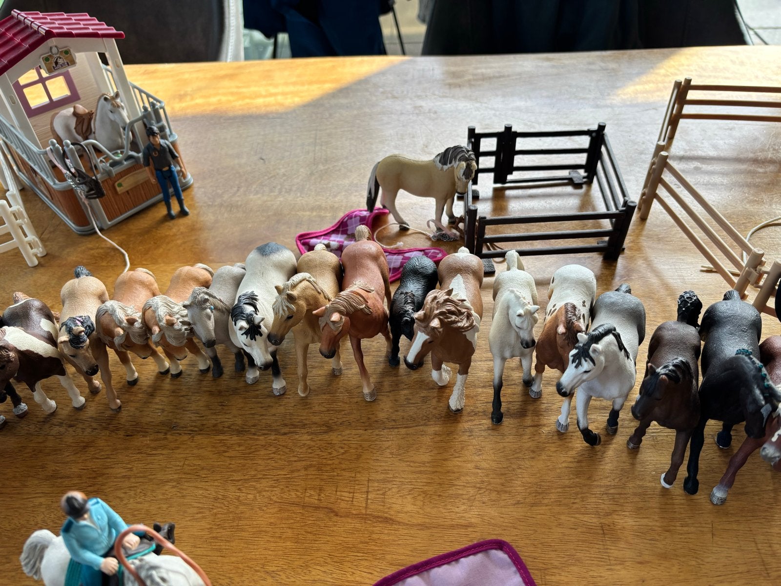 Grote Schleich paarden set met stal en accessoires, Ophalen of Verzenden, Gebruikt, Jongen of Meisje