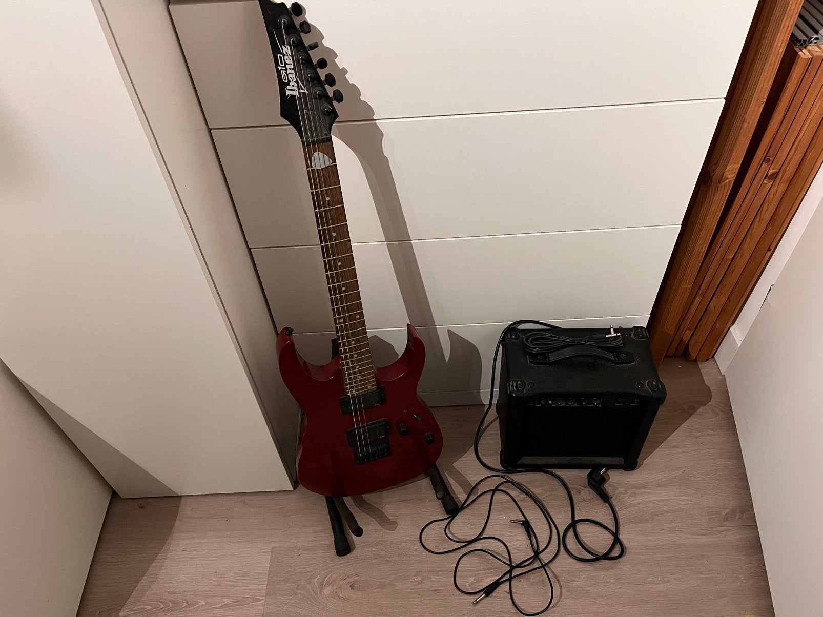 Ibanez Gio Rood met speaker & koptelefoon, connectiekabels, Muziek en Instrumenten, Ophalen, Ibanez, Met versterker, Zo goed als nieuw