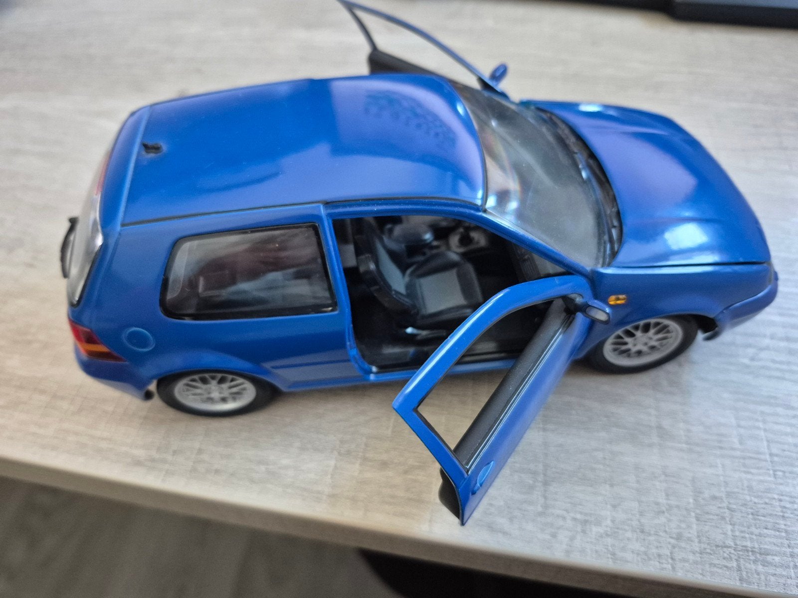 Revell 1/18 VW Golf GTI Blauw, Hobby en Vrije tijd, Ophalen, Zo goed als nieuw, Revell