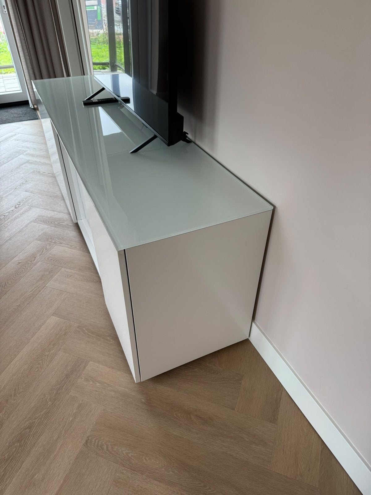 Moderne witte kast met glazen blad, Ophalen, 150 tot 200 cm, Overige houtsoorten, Zo goed als nieuw