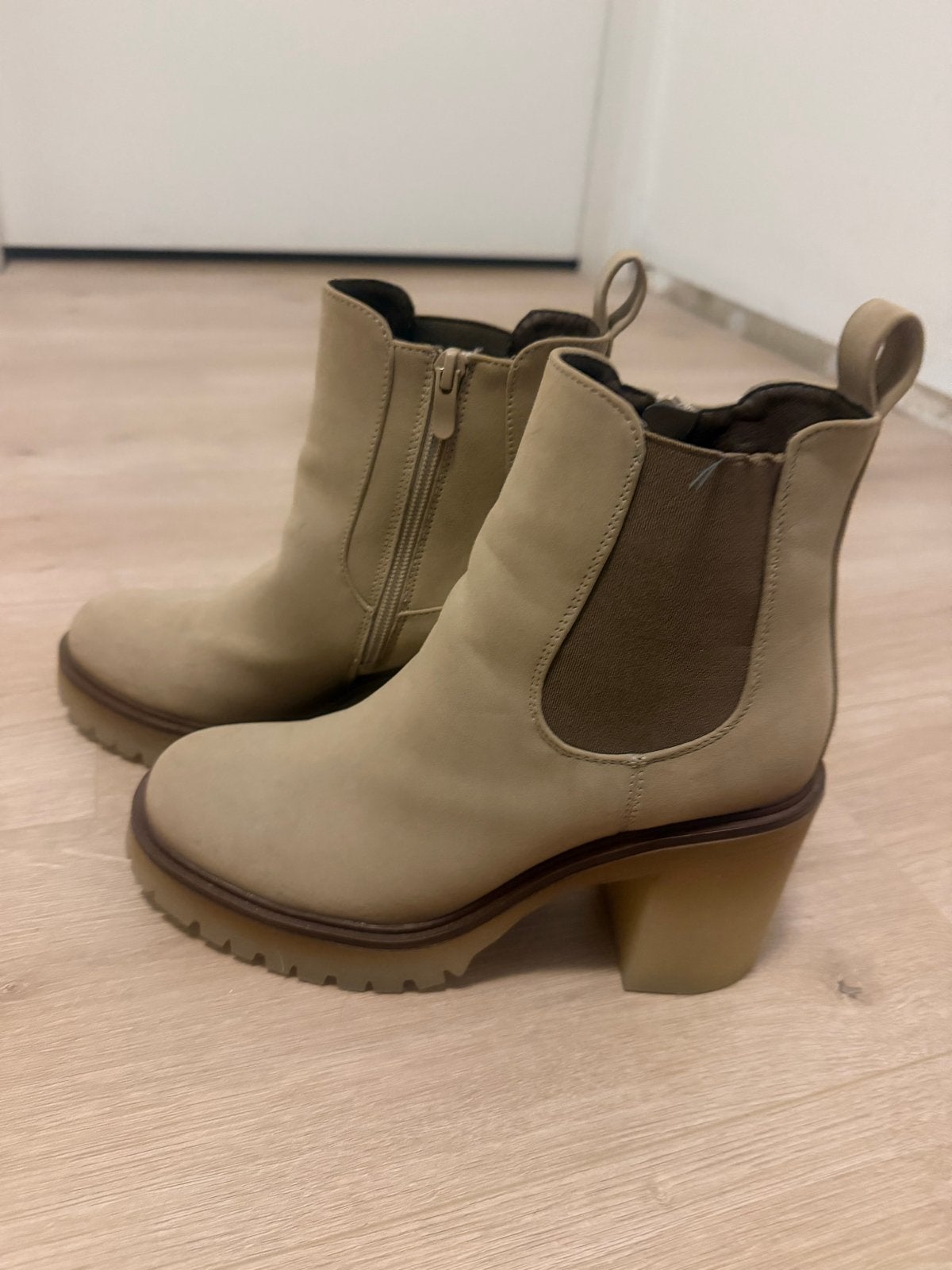 Kayla beige enkellaarsjes met blokhak, Ophalen of Verzenden, Zo goed als nieuw, Beige, Lage of Enkellaarzen