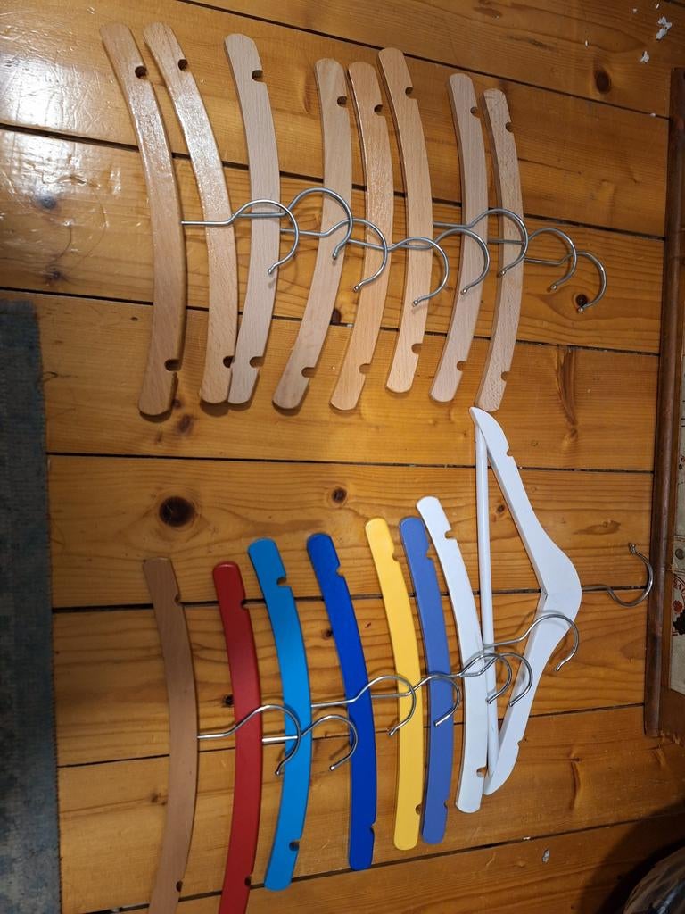 16 stuks houten en gekleurde kledinghangers, Ophalen of Verzenden, Zo goed als nieuw