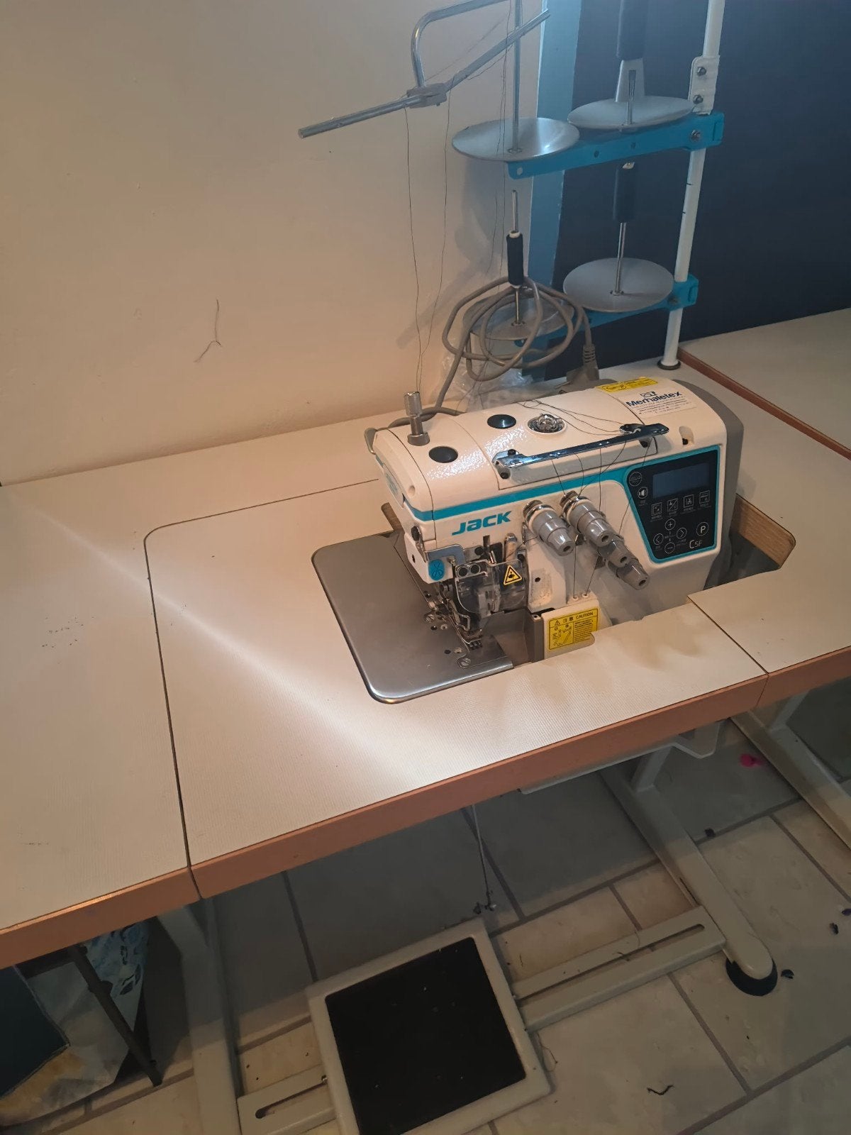 Professionele Jack Overlockmachine - Industrieel, Overige merken, Gebruikt, Ophalen of Verzenden, Lockmachine
