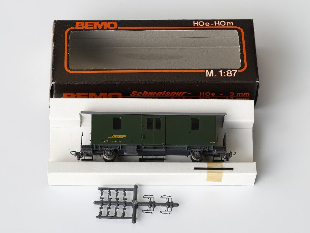 Nieuwe Bemo RhB 2-assige Bagagewagen D 4033 (Groen), H0m, Overige merken, Gelijkstroom, Ophalen of Verzenden, Analoog