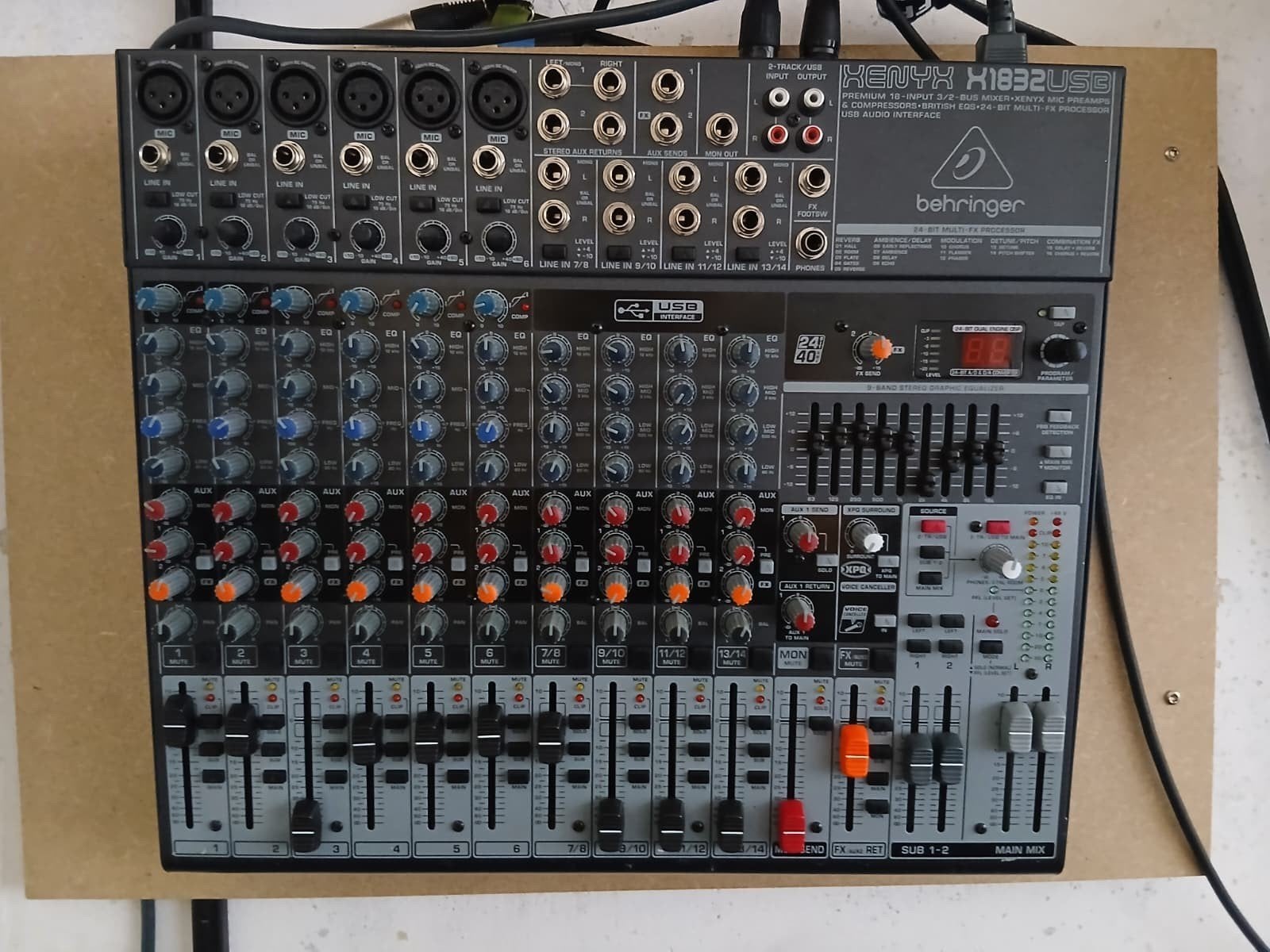 Behringer Xenyx X1832 USB, Ophalen, Zo goed als nieuw, Audio