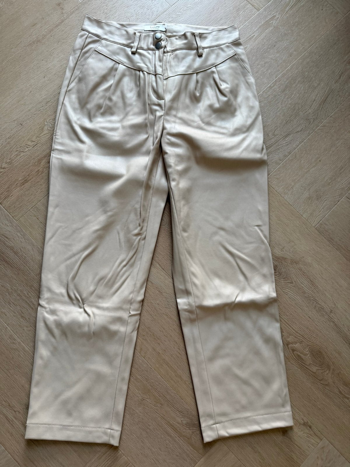 Beige broek van imitatie leer van b-young maat 36, Beige, Nieuw, Ophalen of Verzenden, Maat 36 (S)